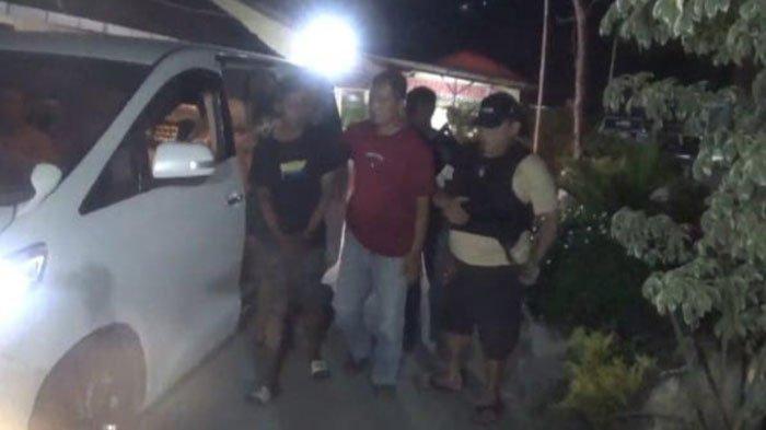 Polisi menangkap P (25), penjaga warung kopi di Pasar Mojoagung, Kecamatan Mojoagung, Kabupaten Jombang, Jawa Timur (Jatim), yang mencuri uang kotak amal Musala Ar Rifai di Dusun Plosorejo, Desa Johowinong, Kecamatan Mojoagung, Jombang, Minggu (2/6/2024).