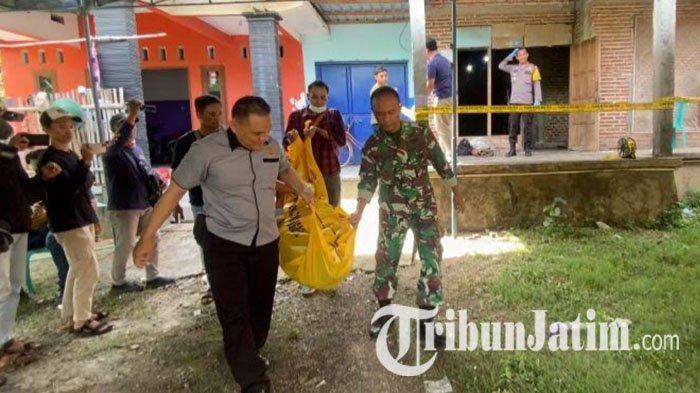 Polisi mengevakuasi jasad Bonamin (60) dari rumahnya, di Kelurahan Paju, Kecamatan Ponorogo Kota, Kabupaten Ponorogo, Minggu (1/12/2024). Bonamin diduga tewas usai dianiaya anak kandungnya.