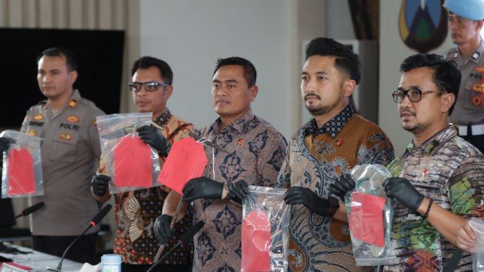 Polisi menunjukkan barang bukti berupa barang pelaku saat digunakan mengeroyok dua korban di Jalan Tunjungan , Surabaya.