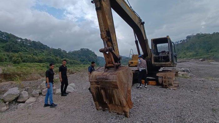 PATROLI TAMBANG PASIR: Polisi patroli di lokasi tambang pasir Kali Bladak, Nglegok, Kabupaten Blitar, Kamis (6/2/2025). Polisi menemukan lima unit alat berat dalam kondisi rusak di lokasi.