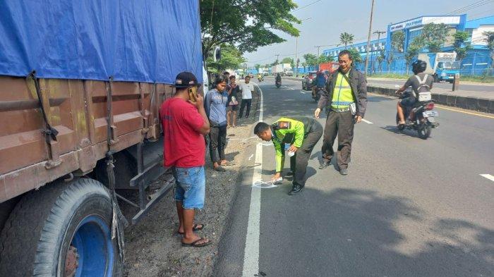 Polisi saat melakukan olah TKP di Jalan Raya Bypass Krian Sidoarjo, Rabu (21/2/2024)
