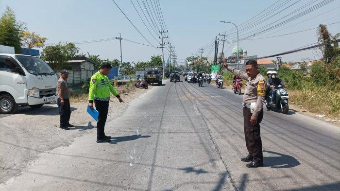 Polisi saat melakukan olah TKP di Jalan Raya Kutil, Menganti, Gresik, Sabtu (23/9/2023).