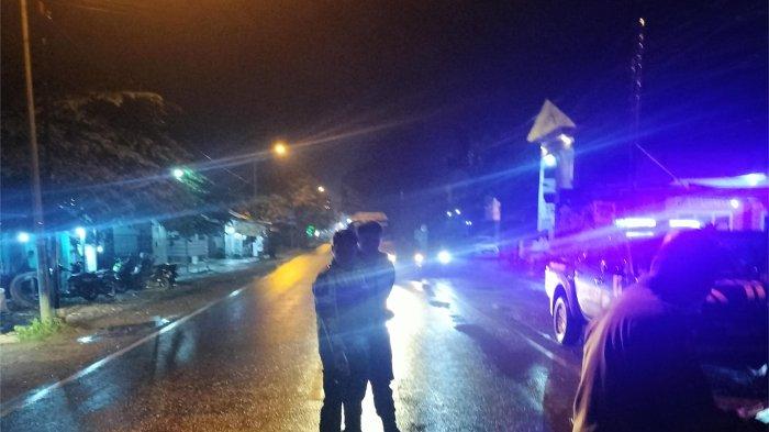 KECELAKAAN MAUT GRESIK - Polisi saat melakukan olah TKP di jalan raya Desa Golokan Kecamatan Sidayu, Kabupaten Gresik, pada Senin (7/7/2025) malam. Seorang pengendara sepeda motor meninggal dunia.
