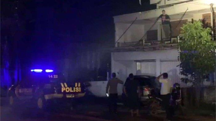 Polisi saat membujuk Nick De Munyck di rumah kontrakannya di Desa Putat, Kecamatan Menganti, Gresik, Jumat (29/11/2024)