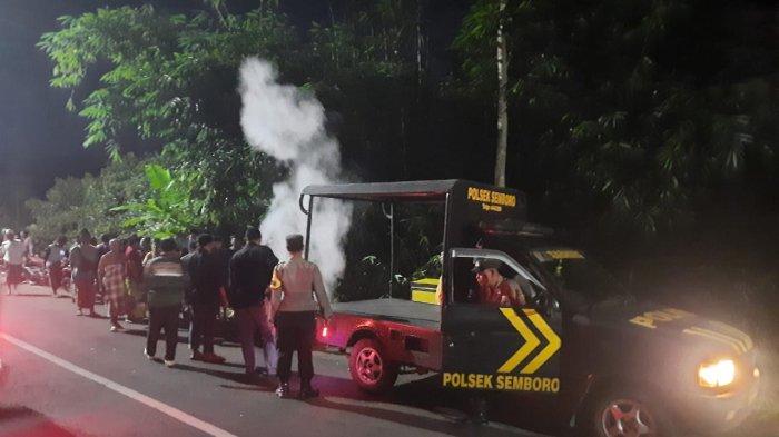 Polisi saat oleh TKP lokasi sepeda motor maling di bakar di Desa Pondokdalem Kecamatan Sembari Jember