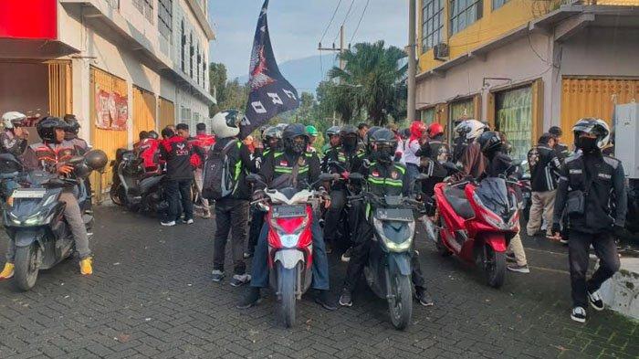 OJOL DEMO - Polres Malang kawal keberangkatan driver ojek online demo ke Surabaya, Selasa (20/5/2025). Sebanyak 230 orang berangkat dari titik kumpul Wisata Petik Madu, Lawang, Kabupaten Malang.