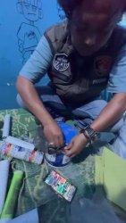 Tangkapan layar - Satreskrim Polres Ngawi saat menggerebek rumah yang diduga kuat dijadikan sebagai tempat produksi petasan.di Desa Teguhan, Kecamatan Paron, Kabupaten Ngawi.Senin (8/4/2024) siang.