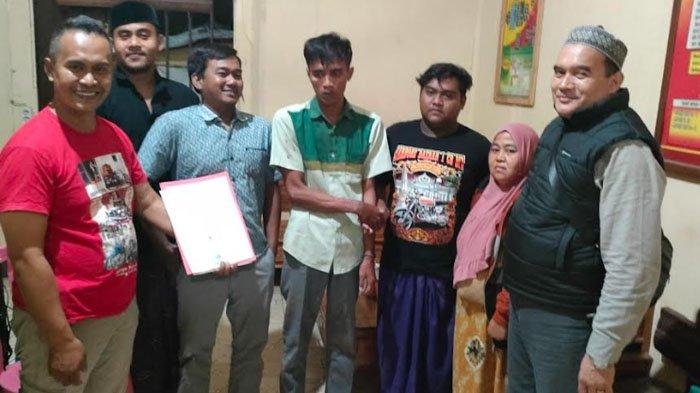 Polsek Pajarakan akhirnya memulangkan Didit Ariata Dwi Anggara (34) warga Desa Mojolegi, Kecamatan Gading, Kabupaten Probolinggo, Jawa Timur, yang mencuri uang Rp 80 ribu dari toko di Probolinggo, Rabu (14/8/2024).
