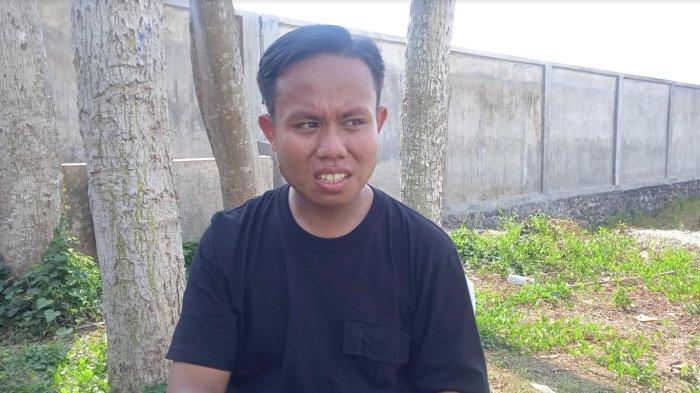 Ponidi Sekop saat di wawancarai di halaman parkir SMA Balung Jember, Kamis (8/8/2024)