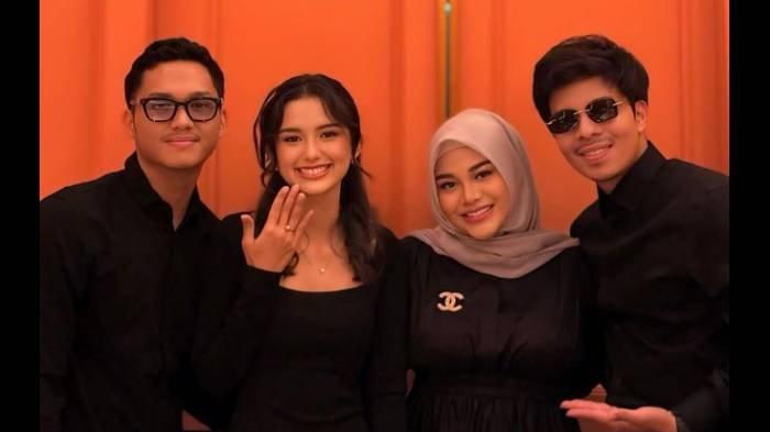 Potret Atta dan Aurel ketika menemani Azriel melamar Sarah.
