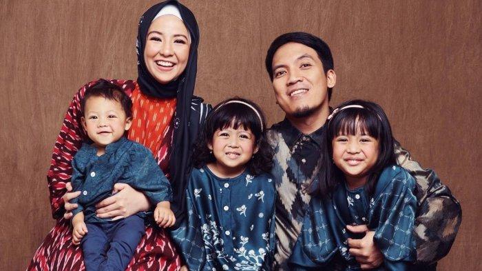 Potret Desta bersama Natasha Rizky beserta anak-anaknya.