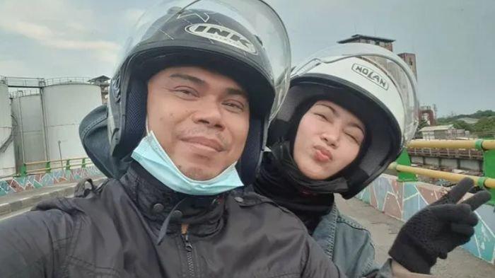 Potret Ira Swara (belakang) dan suaminya yang kini jadi sopir ojek online (ojol). Imbas investasi keluarganya di bidang properti mengalami masalah, kini punya utang miliaran rupiah.