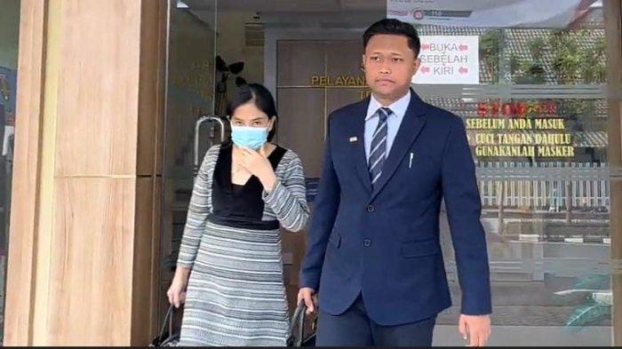 Saat Korban Silvia Yap meninggalkan Gedung SPKT Mapolda Jatim