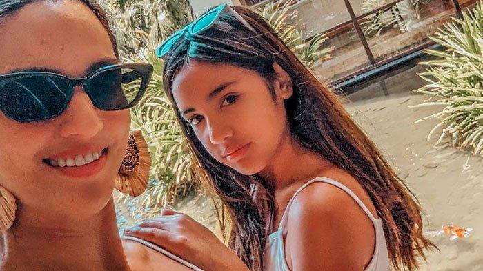 Potret Nia Ramadhani dengan anak sulungnya, Mikhayla Bakrie yang ingin menjadi artis