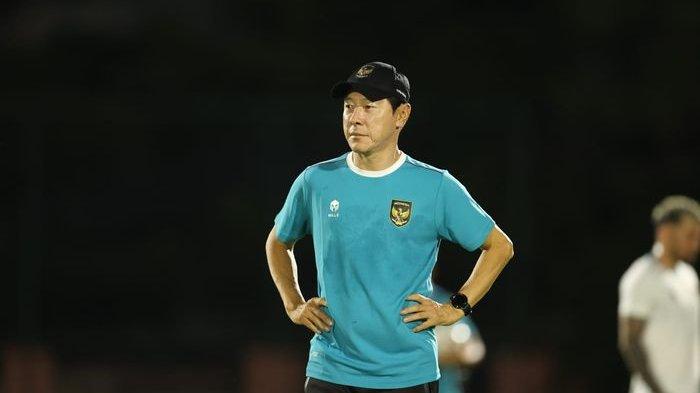 Pelatih Timnas Indonesia, Shin Tae Yong saat memimpin latihan tim di Surabaya, 2023.