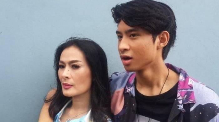 Potret kebersamaan Iis Dahlia dan Devano Danendra.