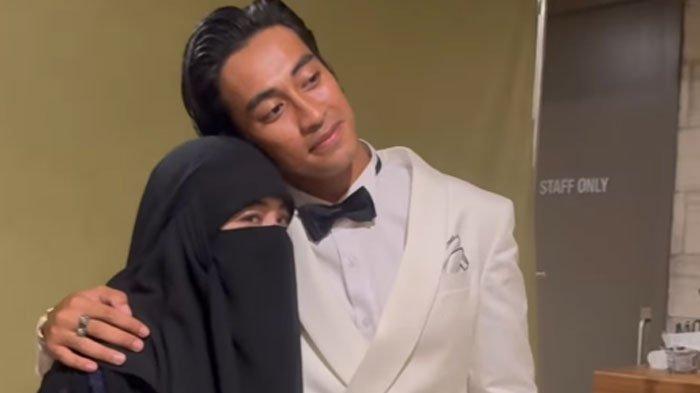 DUKUNGAN IBU - Potret kebersamaan Umi Pipik dan putranya, Abidzar yang diposting di Instagram pada 1 Februari 2025. Umi Pipik bantah film A Business Proposal yang dibintangi Abidzar sepi penonton.