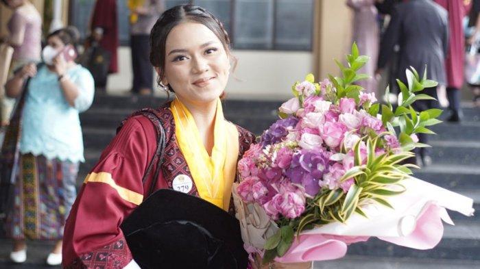 Potret Jian Ayune Sundul Langit saat wisuda di Unpad Bandung