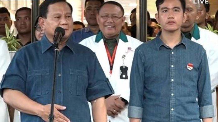 Prabowo Subianto-Gibran Rakabuming Raka memberikan keterangan pers usai menjalani pemeriksaan kesehatan di RSPAD Gatot Soebroto, Jakarta, Kamis (26/10/2023).