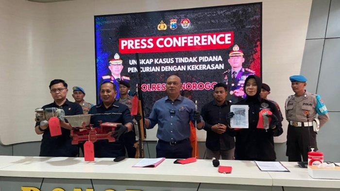 Pres rilis curas, pelaku MY dibekuk karena melakukan pencurian di tiga tempat. Paur Humas Polres Ponorogo Ipda Yayun Sriwiningrum, Kasatreskrim Polres Ponorogo AKP Rudy H, KBO Satreskrim Polre Ponorogo Iptu Triyono saat menunjukkan barang bukti 