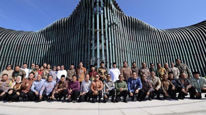 Presiden Jokowi bersama para menterinya ketika berfoto di Istana Garuda di IKN