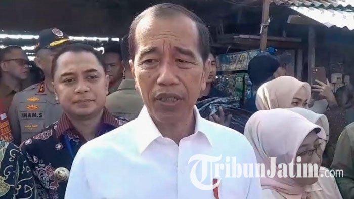 Presiden Jokowi saat ditemui usai berkunjung ke Pasar Dukuh Kupang di Kecamatan Dukuh Pakis, Surabaya, Jawa Timur, Jumat (20/9/2024).