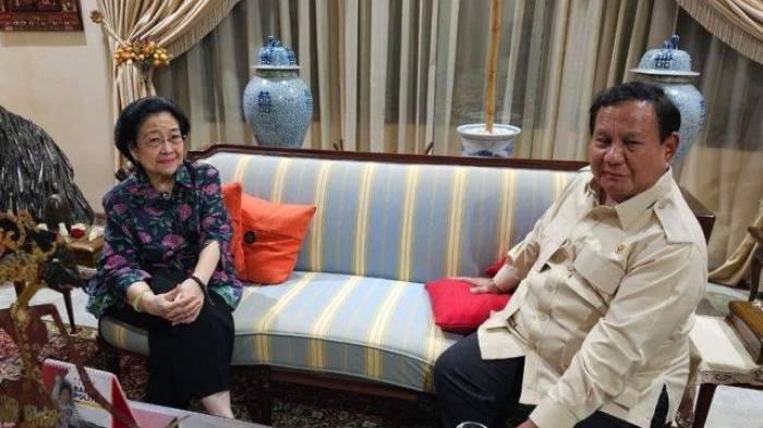 PRABOWO DAN MEGAWATI - Presiden Prabowo Subianto bertemu Presiden ke-5 RI Megawati Soekarnoputri, pada Senin (7/4/2025) malam, di Jalan Teuku Umar, Menteng, Jakarta Pusat. Ketua Harian Gerindra sekaligus, Sufmi Dasco, menyatakan pertemuan kedua tokoh ini adalah silaturahmi Hari Raya Idul Fitri.