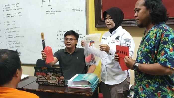 Tersangka SA (40), warga Desa Durin Barat, Kecamatan Konang di hadapan penyidik Satreskrim Polres Bangkalan, Jumat (27/10/2023) mengaku bahwa senpi dan sajam yang ia selipkan di balik bajunya hanya untuk menjaga diri