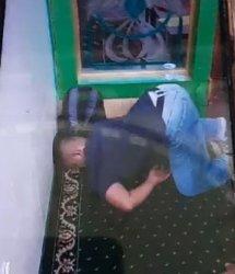 Tangkap layar video - Pria meninggal dalam posisi bersujud di Masjid Al Ittihad, Dusun Balongdinding, Kecamatan Menganti, Gresik, Senin (20/11/2023) siang setelah salat dhuhur
