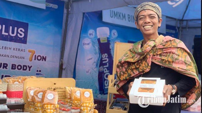 Produk UMKM Pasuruan. Harry Kurniawan membawa roti bluder kentang Bromo buatannya.