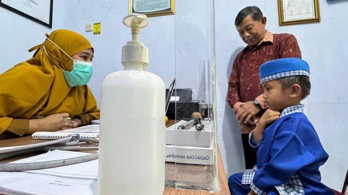 PEMERIKSAAN KESEHATAN GRATIS - Program Pemeriksaan Kesehatan Gratis (PKG) di Puskesmas Ngadiluwih Kabupaten Kediri, Selasa (11/2/2025). Dinkes Kabupaten Kediri menyebut akan memperluas ke 19 puskesmas lain yang telah siap untuk program ini.
