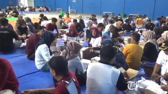 Proses Sortir dan Lipat Surat Suara Pilkada Jombang dan Pilgub Jatim di GOR Tenis Indoor Jombang.