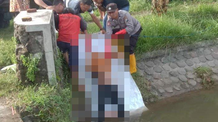 PENEMUAN MAYAT WANITA - Proses evakuasi mayat wanita yang mengambang di Sungai Kanal Turi-Tunggorno, Dusun Peluk, Desa Pacar Peluk, Kecamatan Megaluh, Kabupaten Jombang, Jawa Timur pada Selasa (11/2/2025). Identitas mayat wanita tersebut masih belum diketahui.