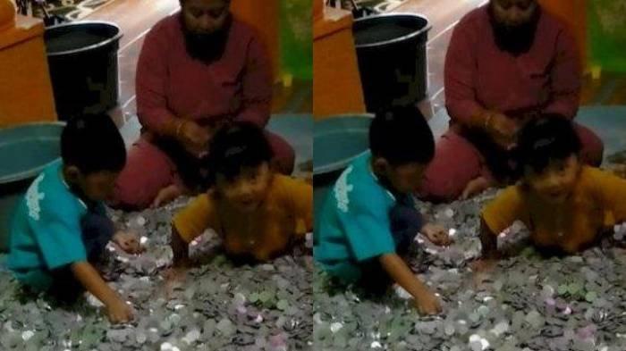 Sadikin (34) warga Kampung Simpang Sari RT 02 RW 09, Desa Cikangkung, Kecamatan Ciracap, Kabupaten Sukabumi, Jawa Barat menghitung tabungan koin.
