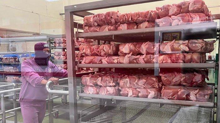 Proses pembuatan Masako, produk Ajinomoto, Rabu (1/11/2023). Salah satu bahannya adalah ayam.