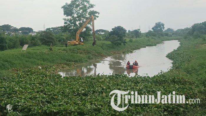 Proses pencarian balita 3,5 tahun yang tenggelam di Babadan Surabaya terus dilakukan, Rabu (25/12/2024). Pada hari kedua proses pencarian, petugas memusatkan proses pencarian di Kali Makmur, kawasan Perumahan Royal Residence Surabaya.