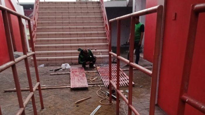 Proses perbaikan pintu Stadion Soepriadi Blitar oleh Arema FC sebelum nantinya digunakan sebagai kandang untuk musim kompetisi Liga 1 2024/2025