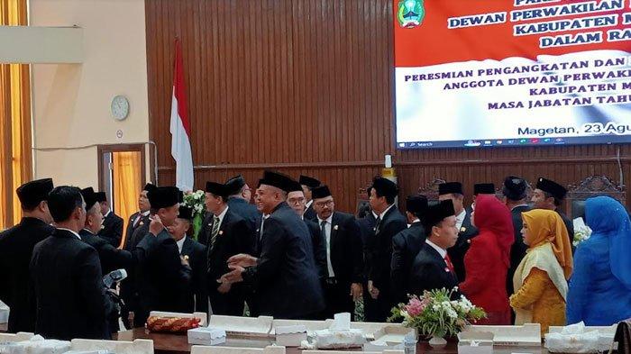 Puluhan anggota DPRD Magetan periode baru saling berjabat tangan, usai diambil sumpah jabatannya di Gedung DPRD Magetan, Jumat (23/8/2024)