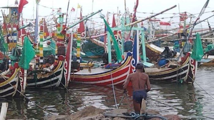 Puluhan petahu nelayan yang ditambatkan di areal kolam Pelabuhan Kalbut, Kecamatan Mangaran, Situbondo, Kamis (14/3/2024)