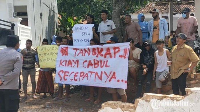Puluhan warga mendatangi Ponpes Raudlatul Ulum’, Kampung Kaseman, Desa Parseh, Kecamatan Socah, Kabupaten Bangkalan sambil membentangkan empat buah poster dengan tulisan bernada kecaman atas dugaan pencabulan terhadap siswi atau santriwati, Kamis (31/10/2024).