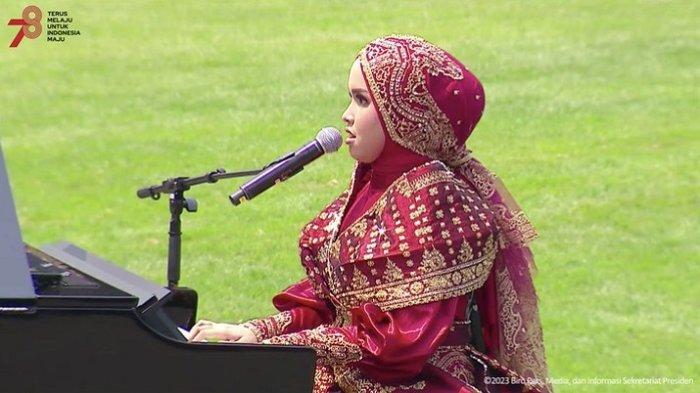 Putri Ariani bernyanyi dalam penampilan spesial di Upacara Peringatan Detik-Detik Proklamasi Kemerdekaan RI, 17 Agustus 2023.