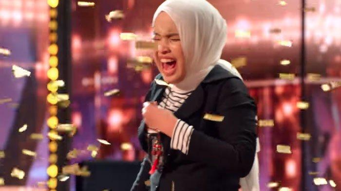 Putri Ariani mendapat golden buzzer dari Simon Cowell saat audisi America's Got Talent
