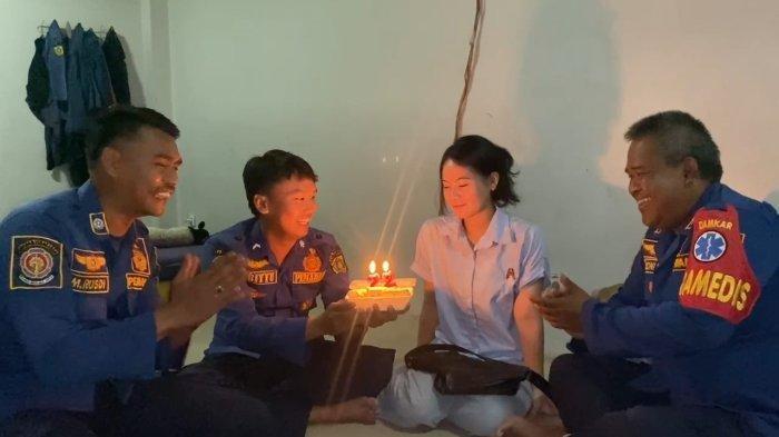 DAMKAR SIGAP - Putri, warga Bojonggede, Kabupaten Bogor merayakan hari ulang tahunnya bersama petugas Damkar Kabupaten Bogor, Kamis (1/5/2025). Karena patah hati, Puput seorang wanita muda memilih merayakan ultah dengan Damkar ketimbang dengan mantan kekasih.