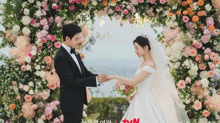 Queen of Tears drama Korea tvN menghadirkanBaek Hyun Woo (Kim Soo Hyun) dan Hong Hae In (Kim Ji Won) yang mengisyaratkan konflik dalam rumah tangga mereka.