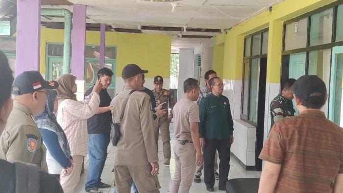 Komisi IV DPRD Kabupaten Nganjuk dan Satpol PP meninjau lokasi Bangunan Rumah Sakit Umum Daerah (RSUD) Kertosono lama yang diduga sempat dialih fungsikan sebagai tempat karaoke dan penginapan melati, Jumat (3/1/2025).