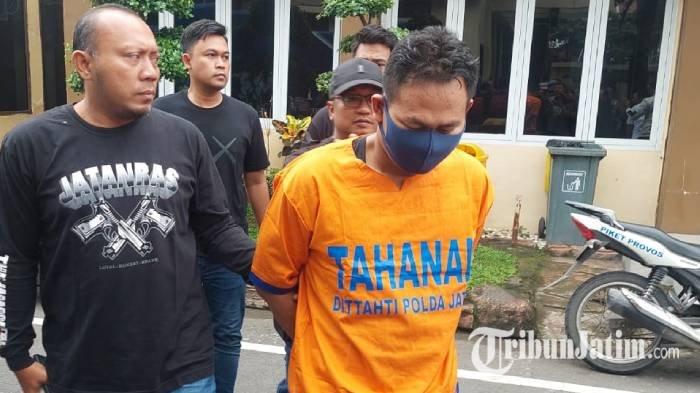 RTH, tersangka pelaku mutilasi saat digelandang ke Gedung Bidang Humas Mapolda Jatim, pada Senin (27/1/2025).