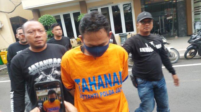 RTH, tersangka pelaku mutilasi saat digelandang ke Gedung Bidang Humas Mapolda Jatim, pada Senin (27/1/2025).