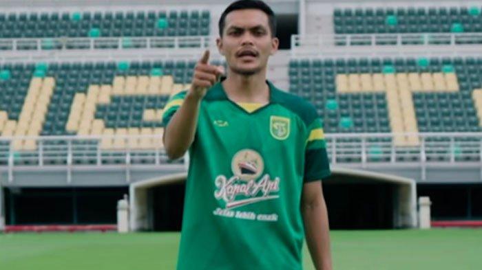 KEMBALI - Rachmat Irianto atau Rian akan kembali membela Persebaya Surabaya untuk musim 2025/2026, Rabu (18/6/2025). Rian merupakan pemain yang dibesarkan dari tim kompetisi internal Persebaya, dan pernah membela Persebaya musim 2017/2018 hingga musim 2021/2022.