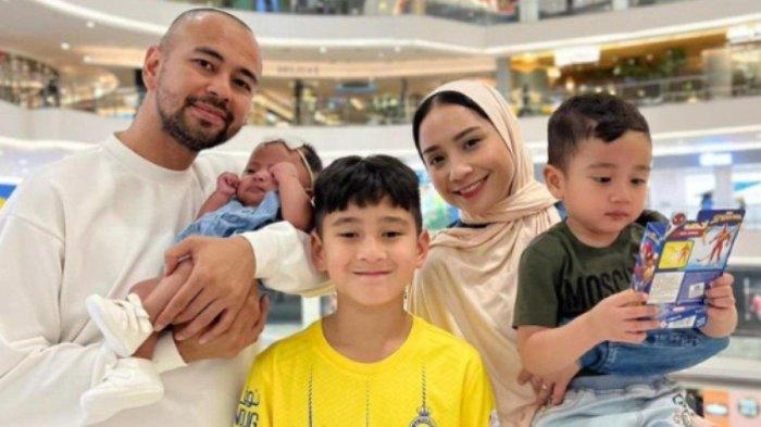 Raffi Ahmad dan Nagita Slavina mengajak ketiga anak mereka jalan-jalan di mall.
