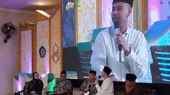 DIPANGGIL GUS - Utusan Khusus Presiden Bidang Pembinaan Generasi Muda dan Pekerja Seni Raffi Ahmad saat menjadi salah satu pembicara di Muhalaqoh Gerakan Nasional Ayo Mondok di Pesantren Al-Amin Ngasinan, Kota Kediri, Jawa Timur, Rabu (28/5/2025). Raffi tersipu malu dipanggil Gus oleh pengasuh ponpes.